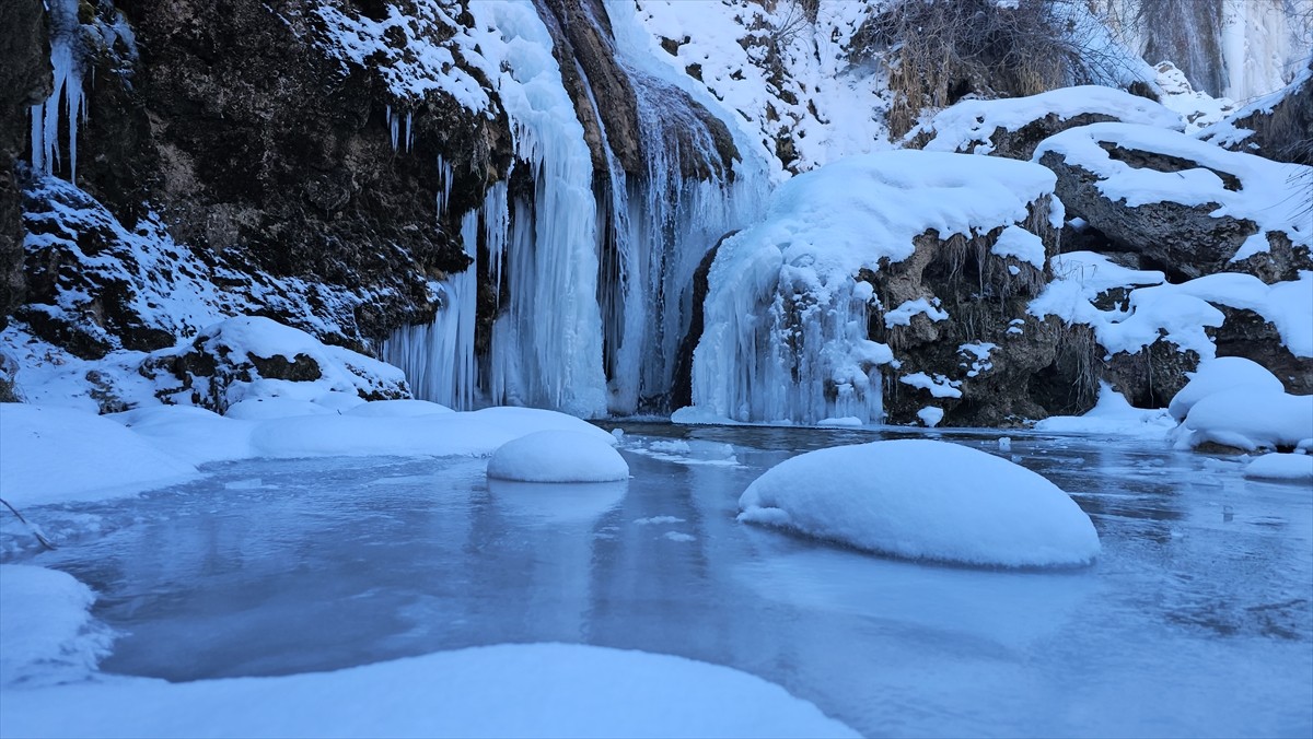 Büyük bölümü donan Erzincan
