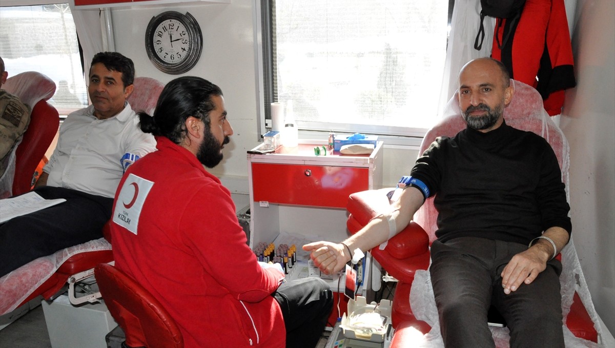 Çukurca Kaymakamı Cebeci ve Belediye Başkanı Demir kan bağışında bulundu