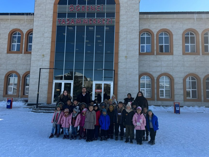 Diyadin Öğrenci Yaşam Merkezi önünde etkinliğe katılan köy öğrencileri