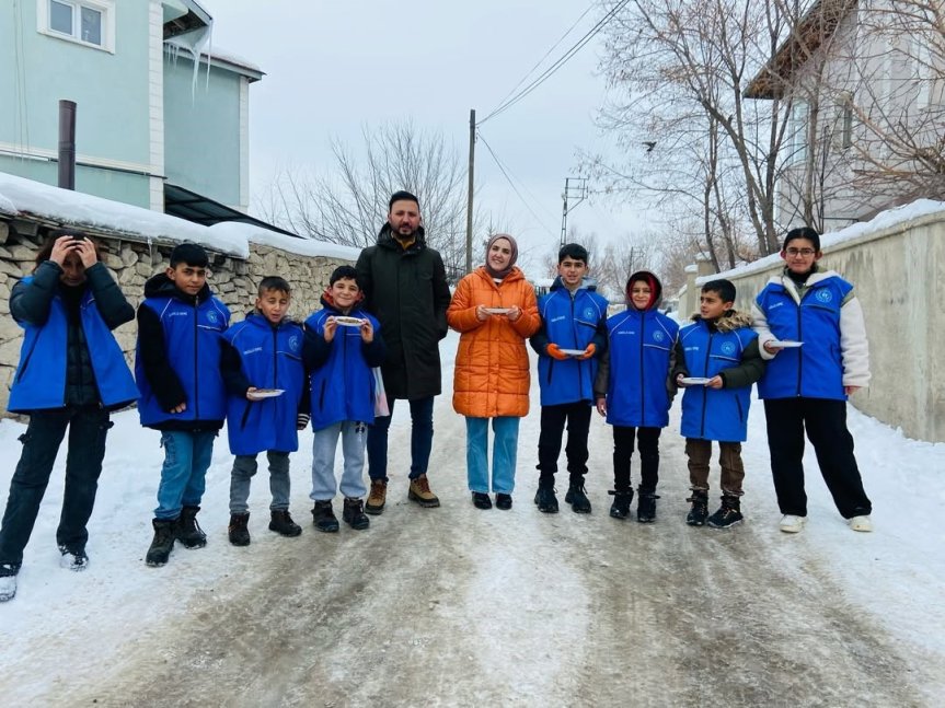 8️⃣ Etkinliğe katılan gençler, sokak hayvanları için gerçekleştirdikleri çalışmanın ardından hatıra fotoğrafı çektirdi.