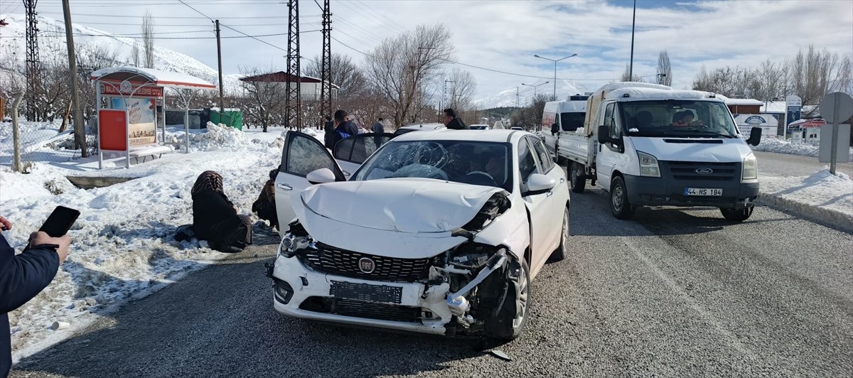 Doğanşehir'de iki otomobilin çarpışması sonucu 3 kişi yaralandı