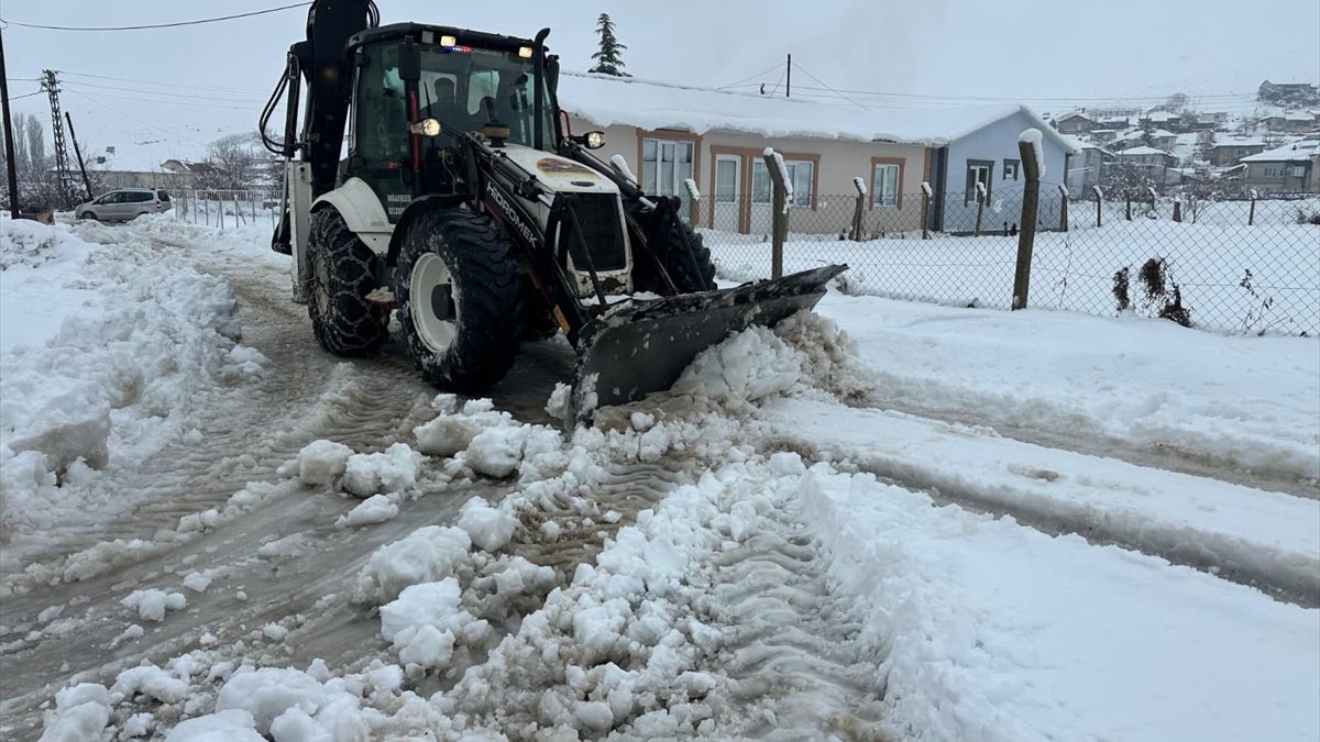 Doğanşehir'de karla mücadele çalışmaları devam ediyor
