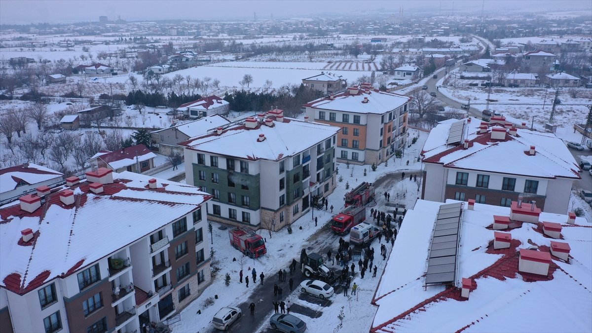 Elazığ'da binada çıkan yangında 11 kişi dumandan etkilendi