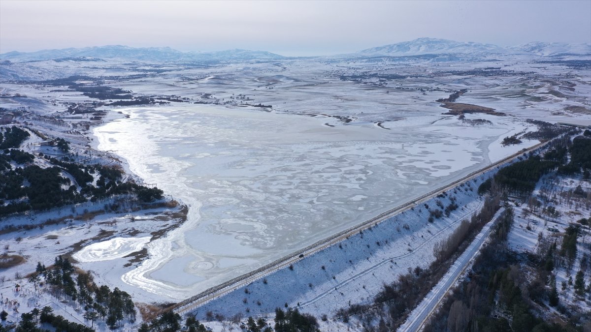 Elazığ'da Cip Barajı soğuk havanın etkisiyle dondu