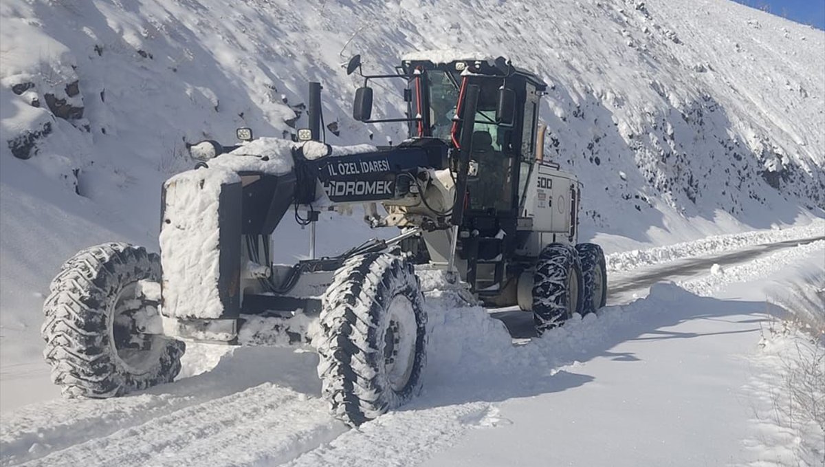 Elazığ'da kardan kapanan 164 köy yolu ulaşıma açıldı