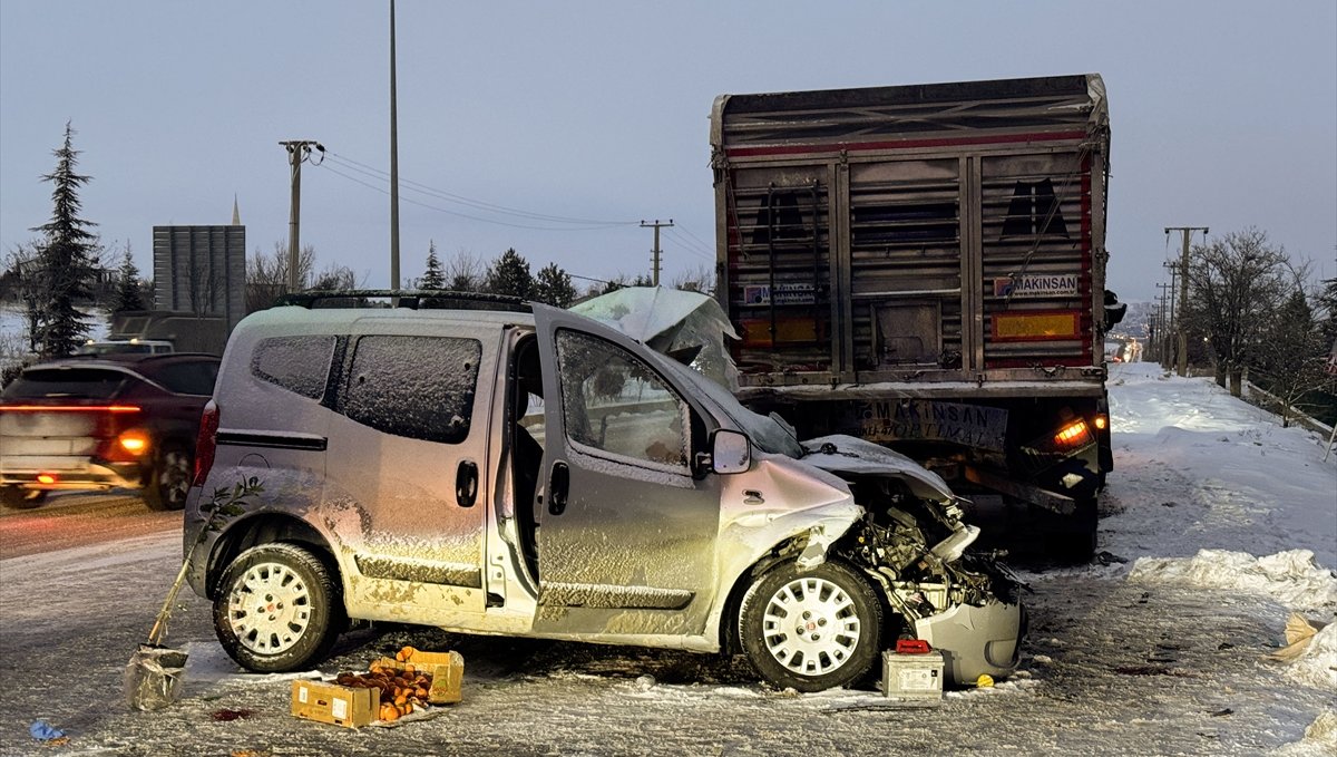 Elazığ'da park halindeki tıra çarpan hafif ticari araçtaki çift öldü