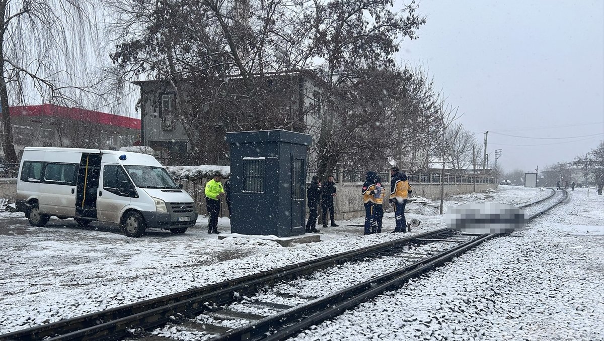 Elazığ'da yük treninin çarptığı kişi öldü