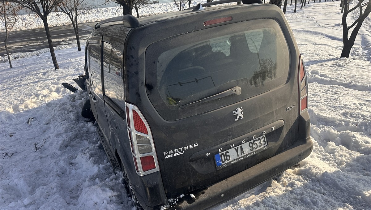 Erçiş'te trafik kazasında 2 kişi yaralandı