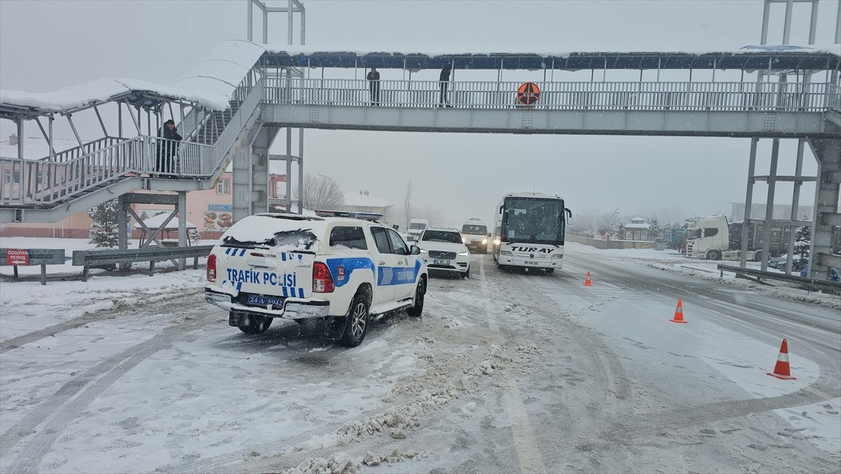 Erzincan'da etkili olan kar yağışı ve sis nedeniyle ulaşım güçlükle sağlanıyor