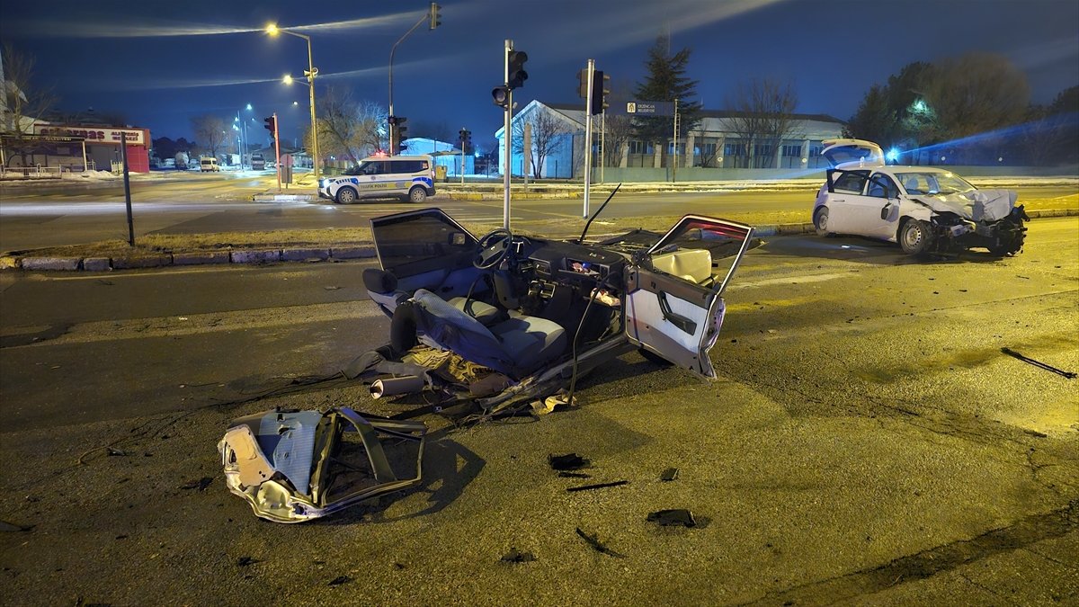 Erzincan'da iki otomobilin çarpıştığı kazada 4 kişi yaralandı