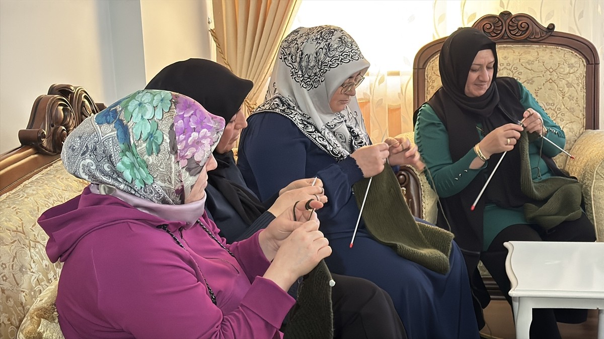 Erzincan'da kadınlar sınırda görevli Mehmetçiğe bere, eldiven ve çorap örüyor