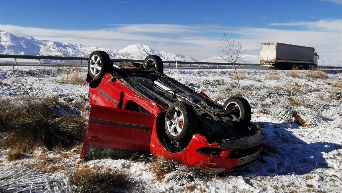 Erzincan'da şarampole devrilen otomobildeki 2 kişi yaralandı