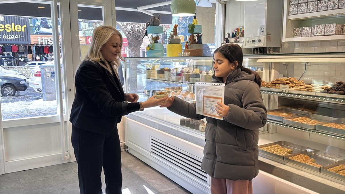 Erzincan'da takdir belgesi alan çocuklar pasta sürpriziyle sevindi