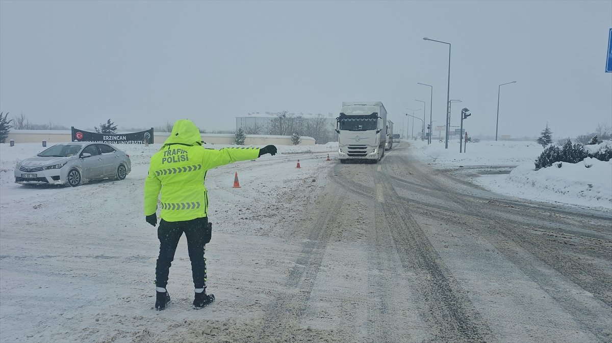 Erzincan'daki kara yollarında kar ve tipi nedeniyle ulaşım güçlükle sağlanıyor