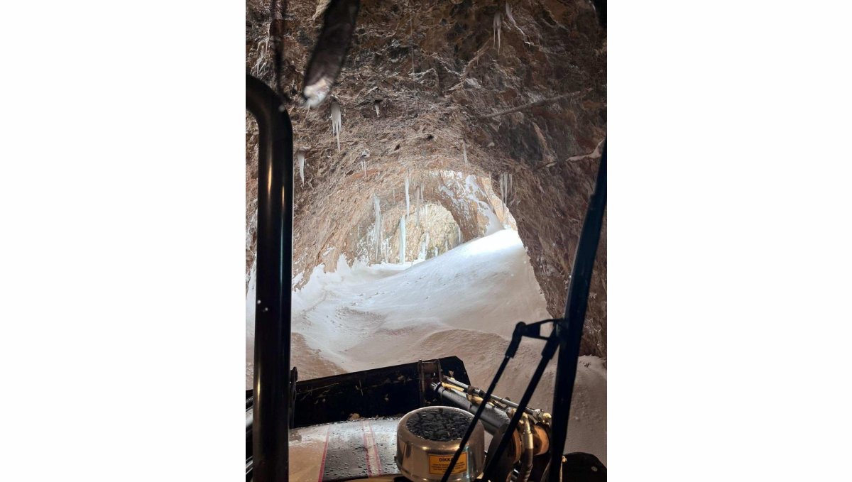 Erzincan'ın Kemaliye ilçesindeki Taş Yolu'na çığ düştü