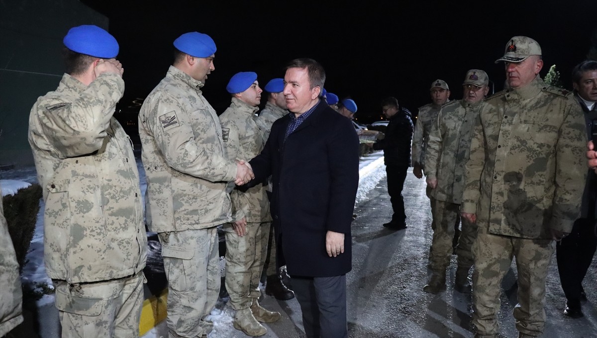 Erzincan Valisi Aydoğdu, yeni yıla görev başında giren görevlileri ziyaret etti