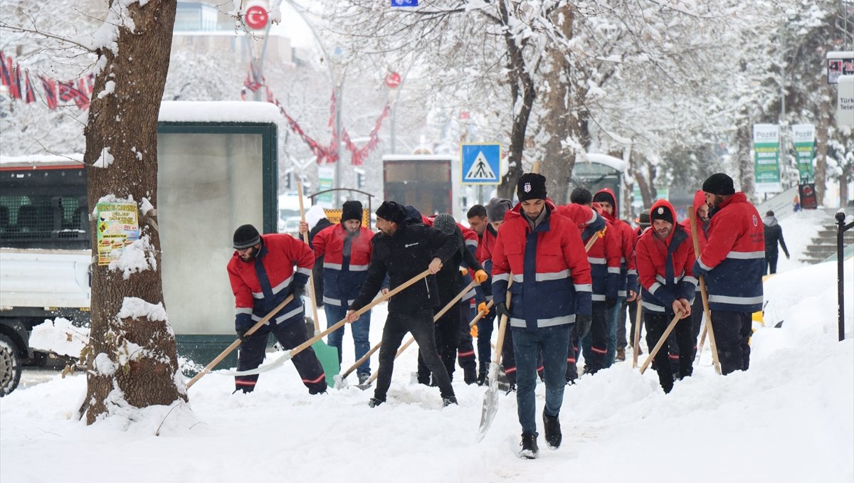 Erzincan ve Tunceli'de kar yağışı etkili oldu