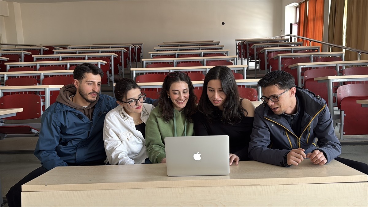 Erzurum'da eğitim gören geleceğin gazetecileri AA'nın "Yılın Kareleri"ni oyladı