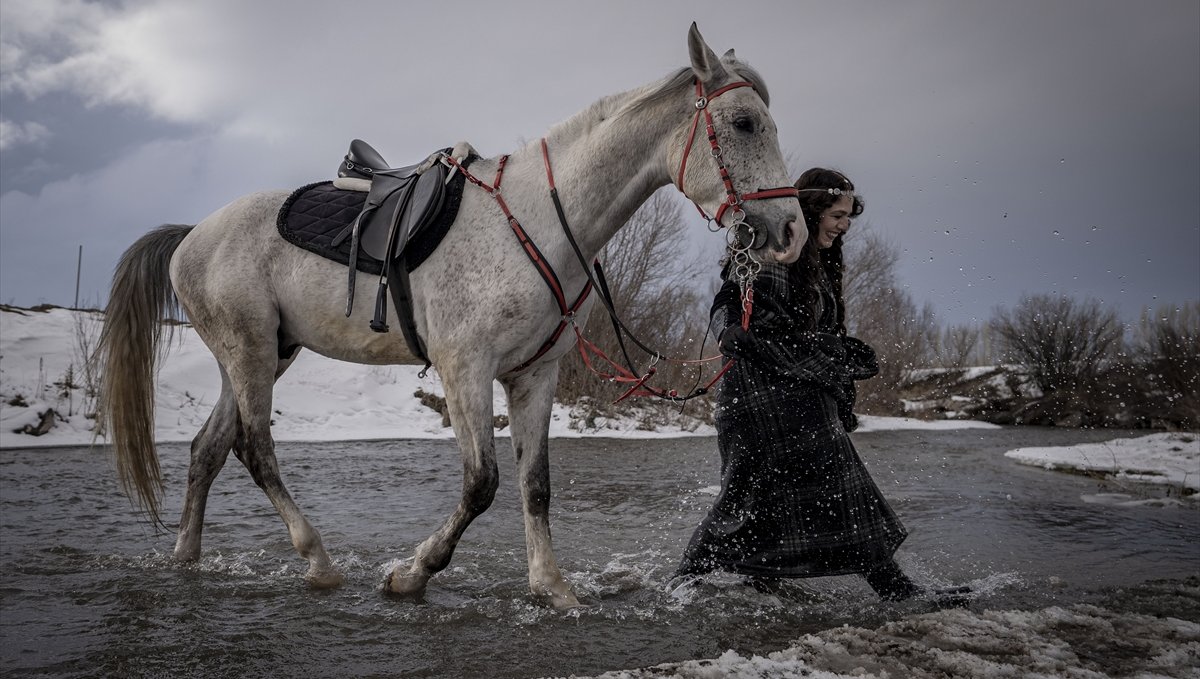 Erzurum'da kar ve buzda atlı safari keyfi