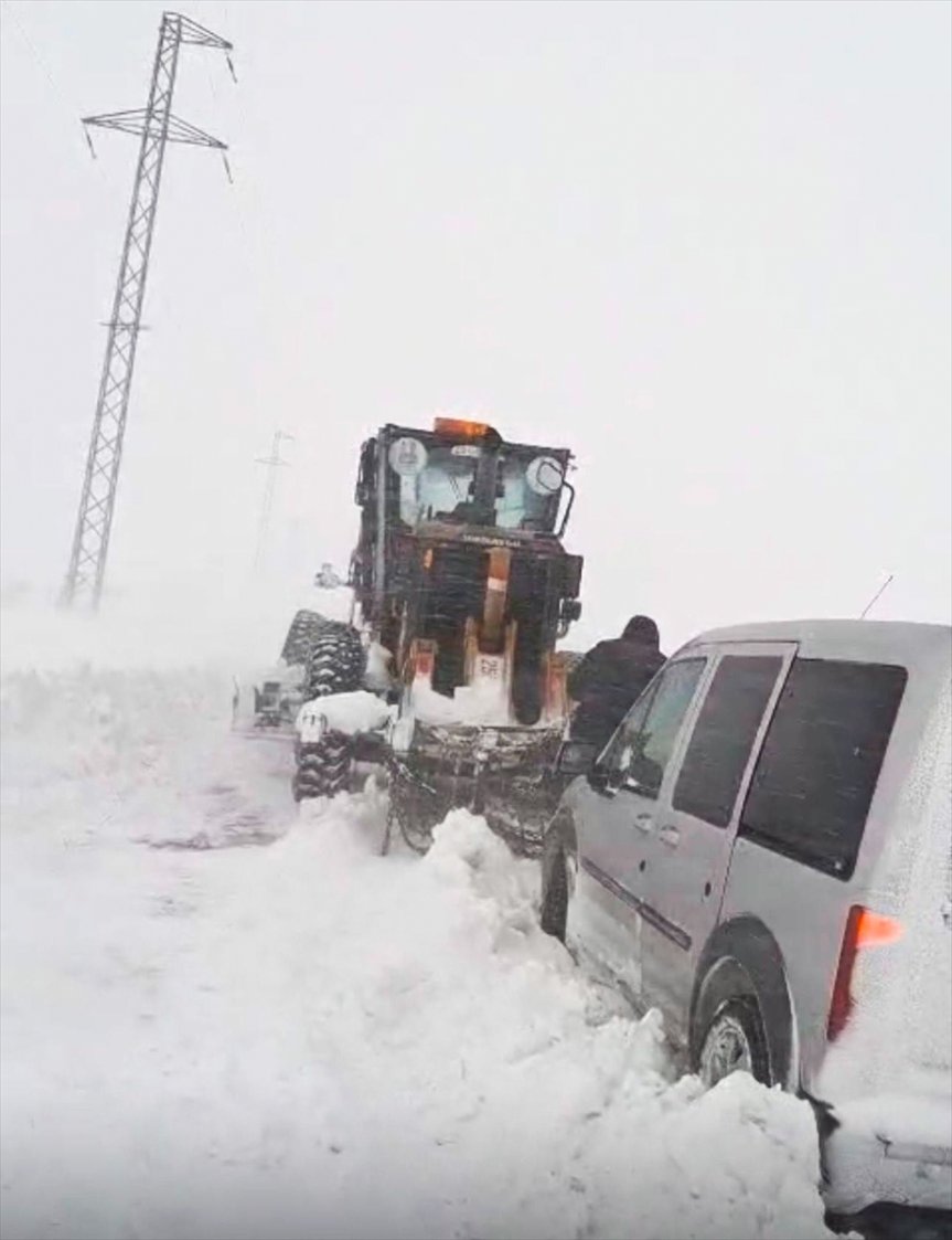 15 kurtarıldı kar kişi kalan Erzurum
