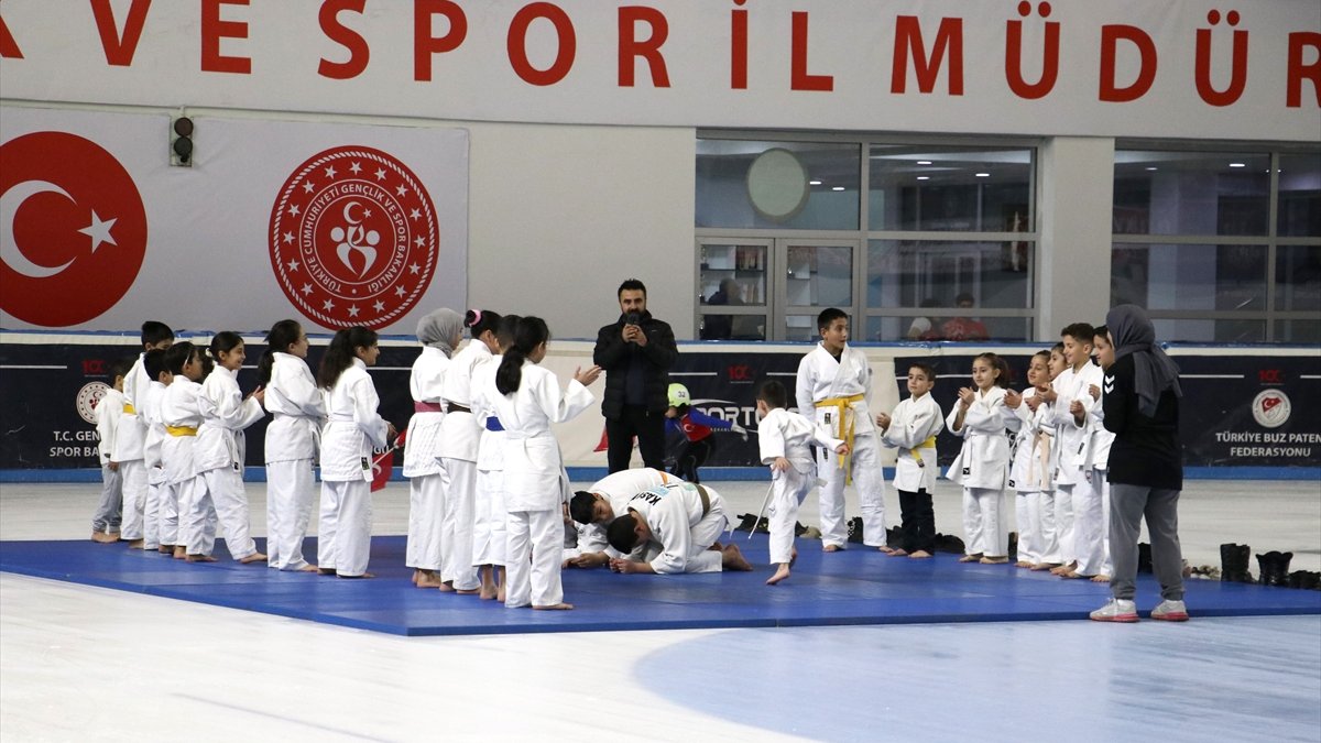 Erzurum'da kış spor okullarının açılışı yapıldı