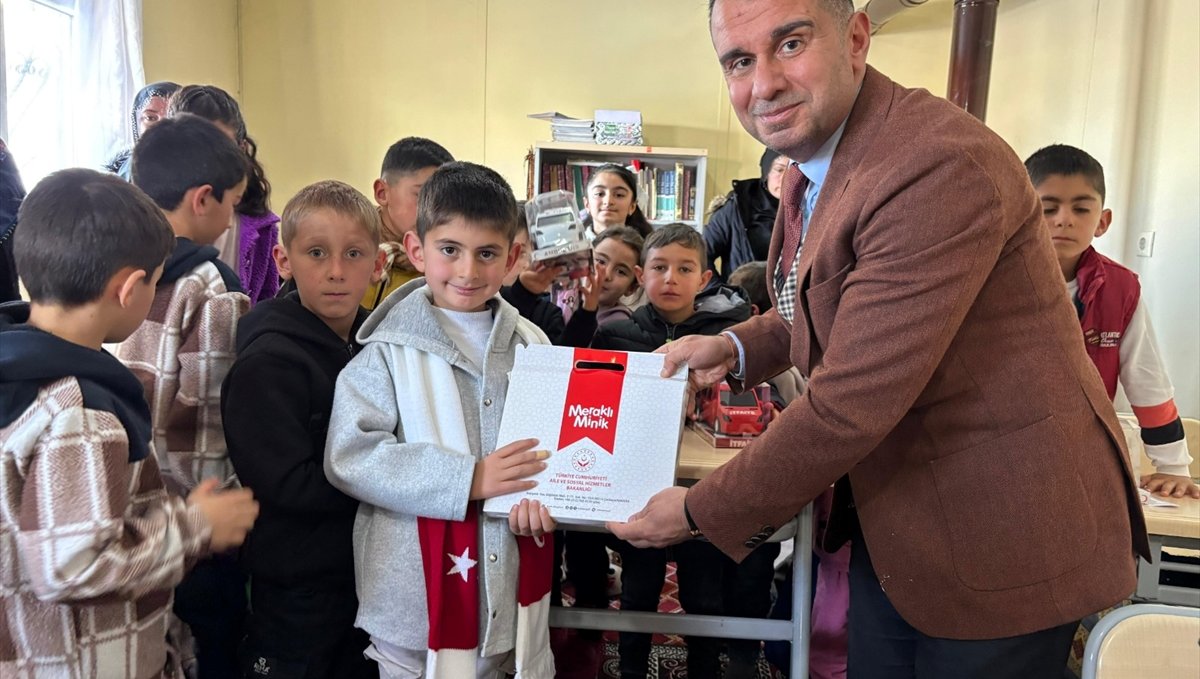 Erzurum'da şehit çocukları karne töreninde yalnız bırakılmadı