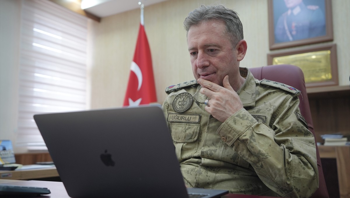 Erzurum İl Jandarma Komutanı Uğurlu, AA'nın Yılın Karelerini oyladı