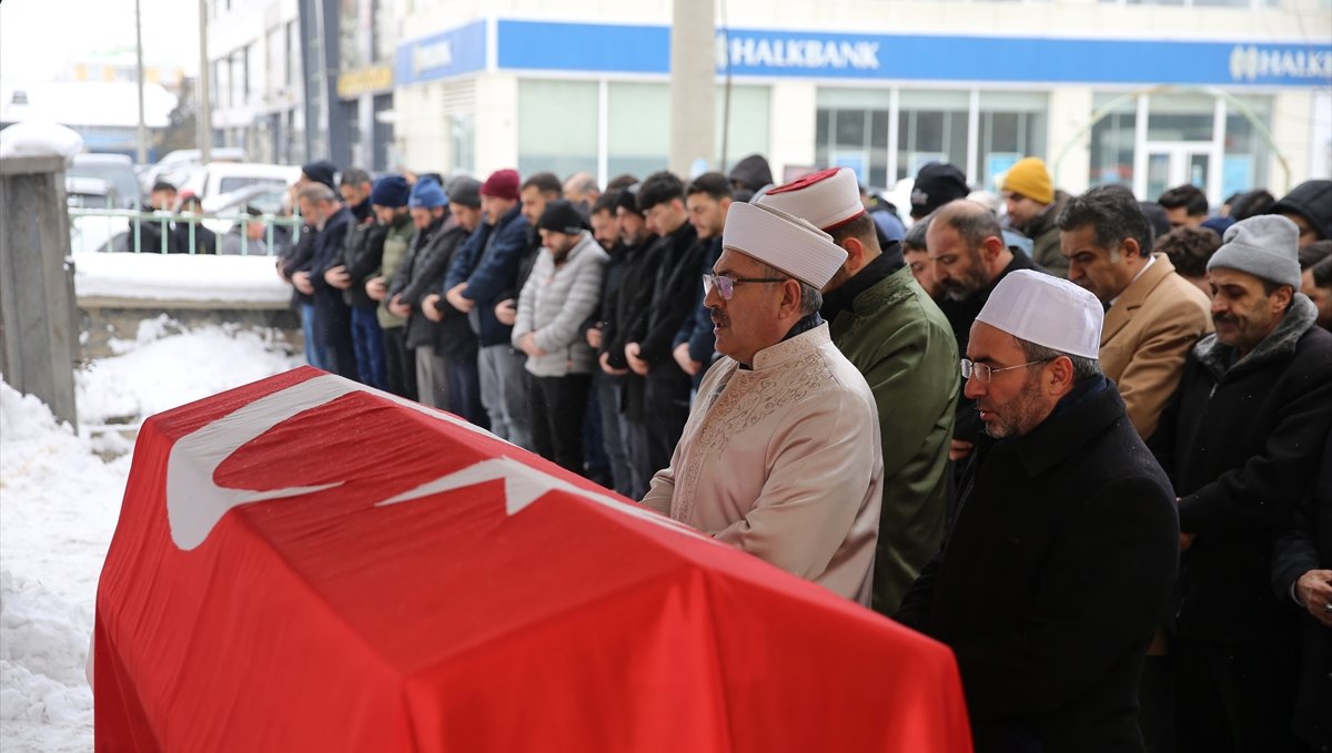 Erzurum'da Keresteciler Sitesi'ndeki yangında hayatını kaybedenlerin cenazeleri defnedildi