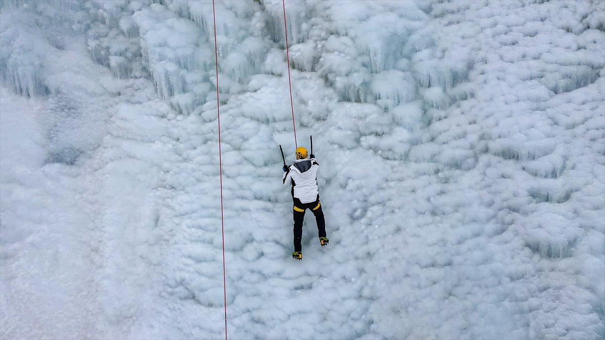 Erzurum Valisi Çiftçi, Palandöken'deki buz duvarında heyecan ve adrenalini bir arada yaşadı