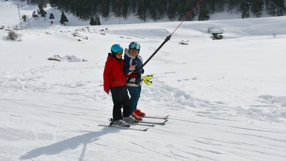 Geleceğin olimpik sporcuları, Kars'ta kristal kar üzerinde hedeflerine odaklanıyor