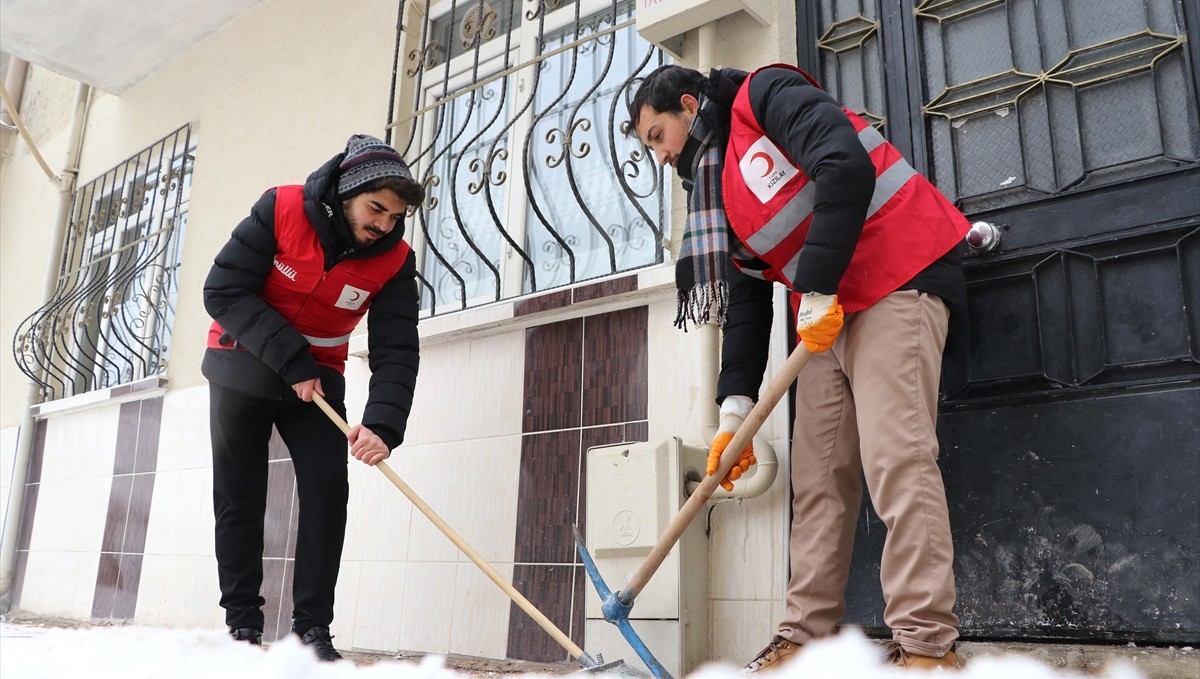 Gönüllü gençler, yaşlı ve engellilerin evlerinin önündeki kar ve buzu temizliyor
