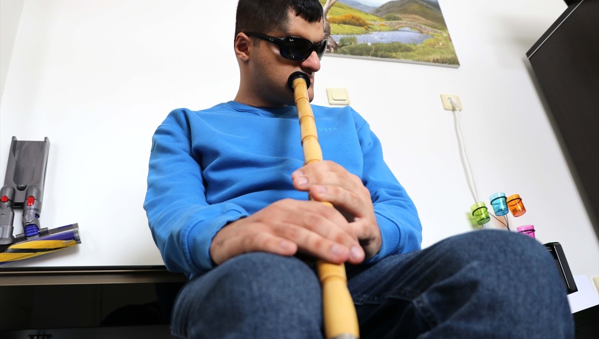 Görme engelli genç, müzik yeteneğini devlet sanatçısı olarak taçlandırmak istiyor