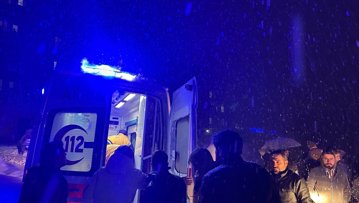 Hakkari'de akaryakıt istasyonunun çatısının çökmesi sonucu 8 kişi yaralandı