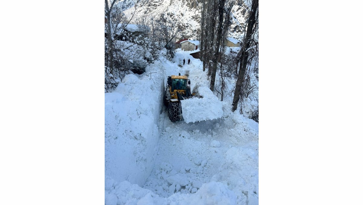 Hakkari'de çığ nedeniyle kapanan köy yolu ulaşıma açıldı
