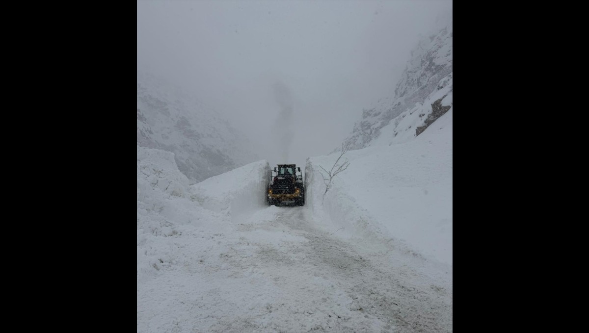 Hakkari'de farklı noktalara düşen çığlar ekiplerin çalışmasıyla temizlendi