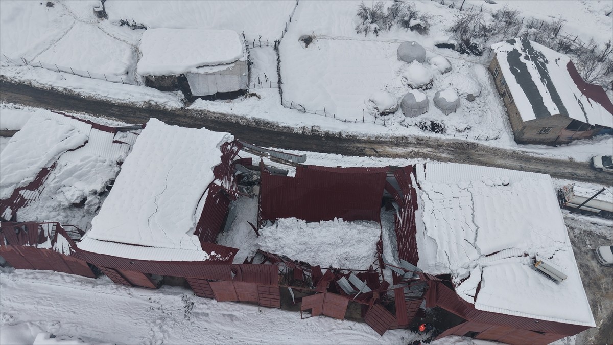 Hakkari'de kar nedeniyle garaj çatısı çöktü