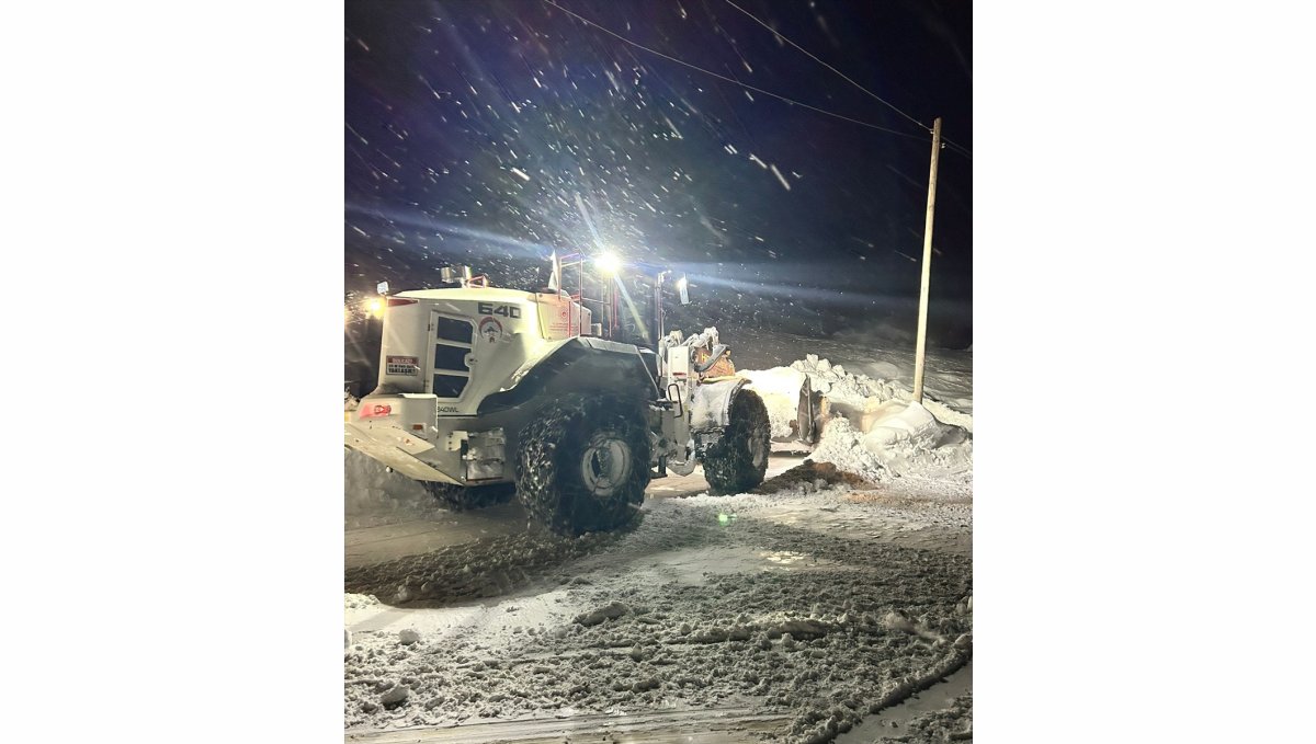 Hakkari'de kar ve tipide mahsur kalanlar ekiplerce kurtarıldı
