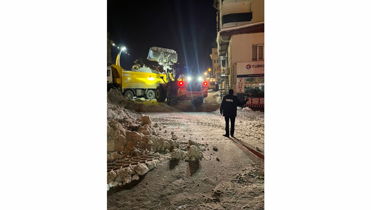 Hakkari'de karla mücadele sürüyor