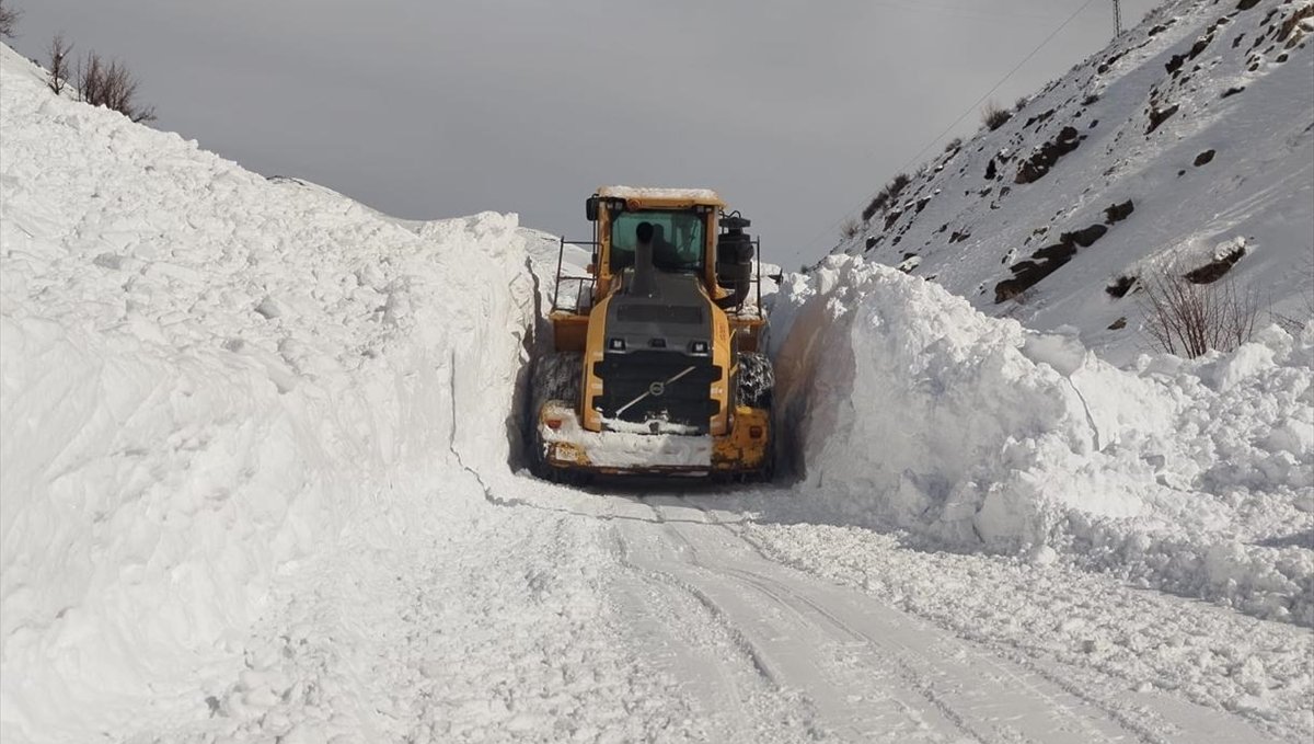 Hakkari'de mezra yoluna düşen çığ temizlendi
