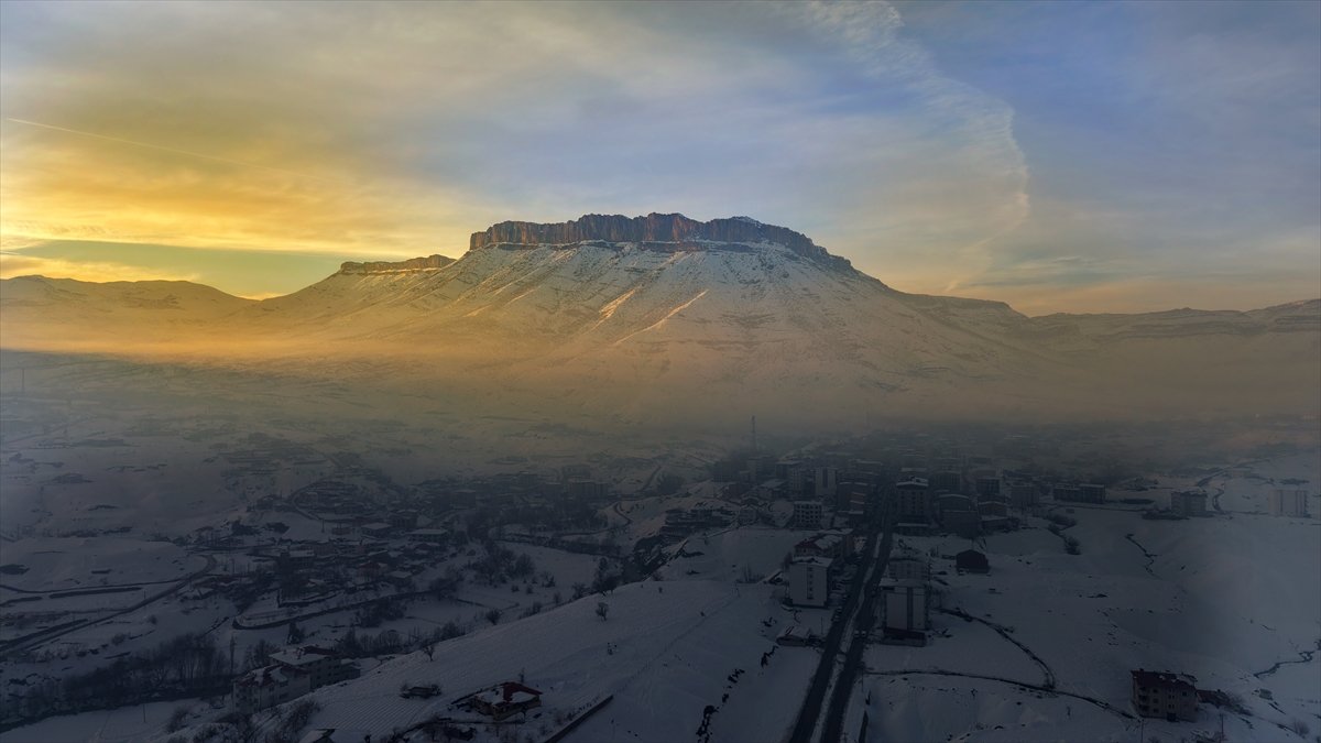 Hakkari’nin Derecik ilçesinde sis ve buzlanma ulaşımı zorlaştırdı