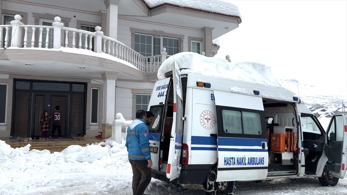 Hakkari'de yolu kapanan mahalledeki hastaya ekiplerin çalışması sonucu ulaşıldı