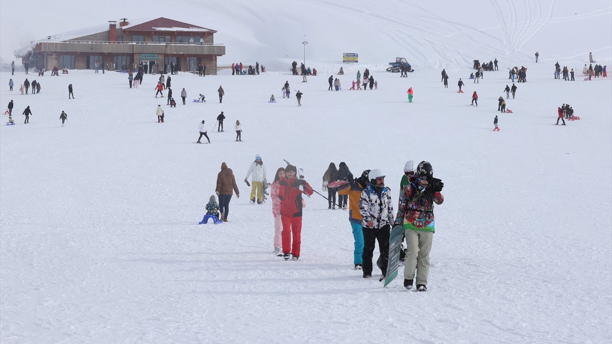 Hakkari'deki kayak merkezi yarıyıl tatiliyle hareketlendi