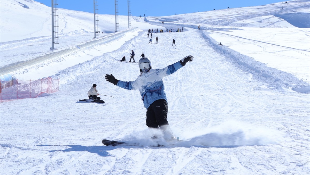 Hakkari'deki kayak merkezinde hafta sonu yoğunluğu