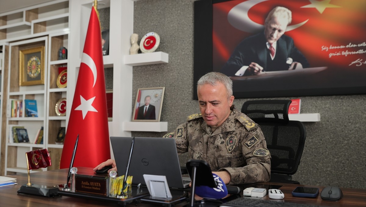 Hakkari Emniyet Müdürü Ayata, AA'nın Yılın Kareleri oylamasına katıldı