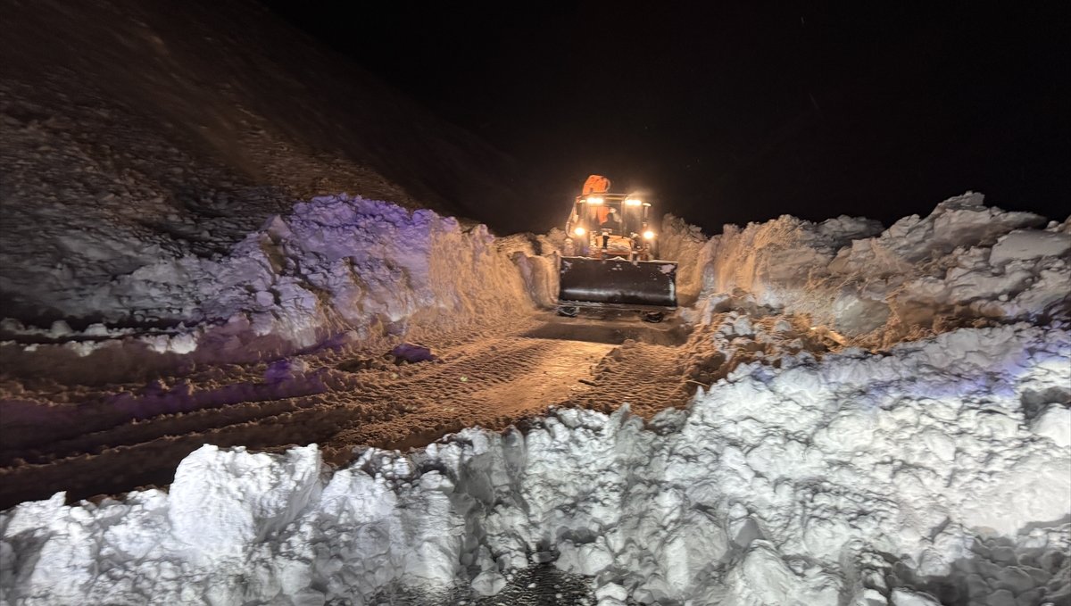 Hakkari-Van kara yoluna düşen çığ temizlendi