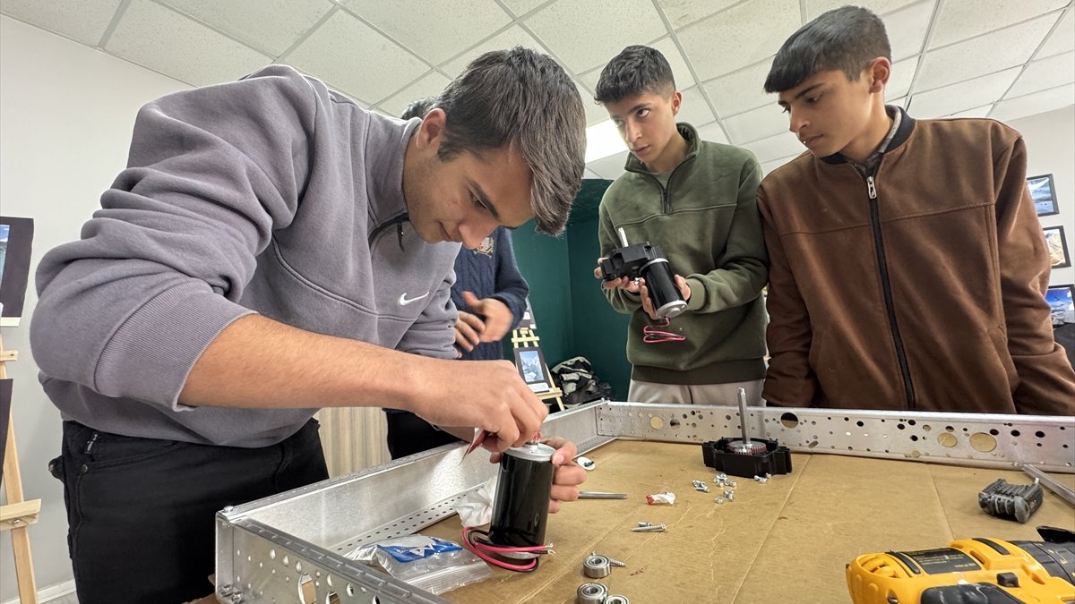 Hakkarili lise öğrencileri Biz de yapabiliriz diyerek robot takımı kurdu