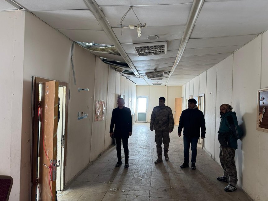 Tavanı zarar gören okul binasında kaymakam ve yetkililerin sahadaki incelemesi