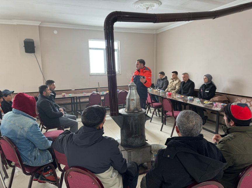 Köy halkına yönelik AFAD tarafından verilen çığ farkındalık eğitimi