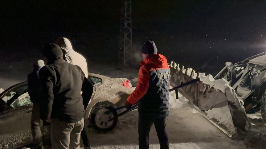 Gecenin sessizliğinde gizli buzlanma: Hamur-Tutak-Patnos yolunda araçlar birer birer kaydı