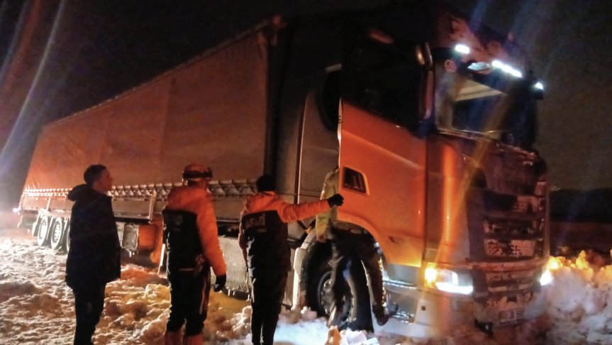 Gizli buzlanma Hamur-Tutak-Patnos yolunu kilitledi: Araçlar mahsur kaldı, ekipler seferber oldu